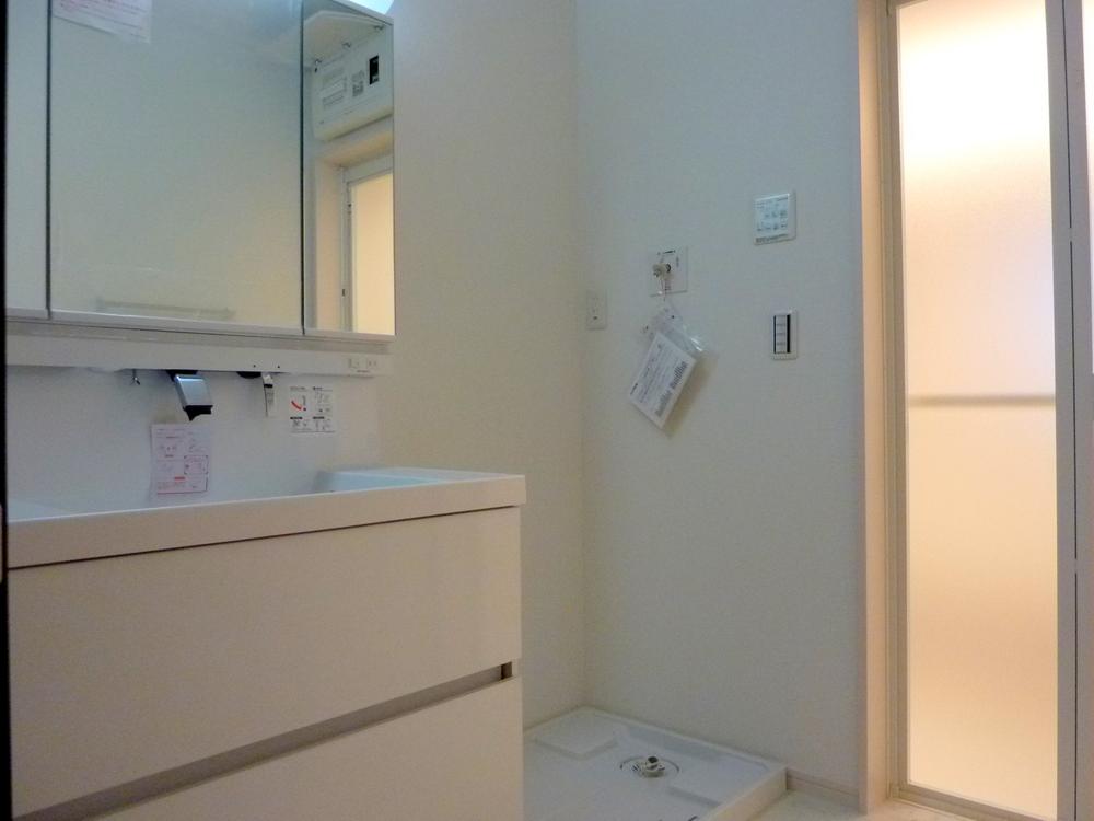 Wash basin, toilet. Washroom