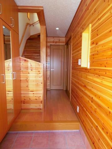 Entrance. Is the entrance hall a warm.