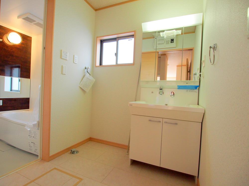 Wash basin, toilet. Wash basin