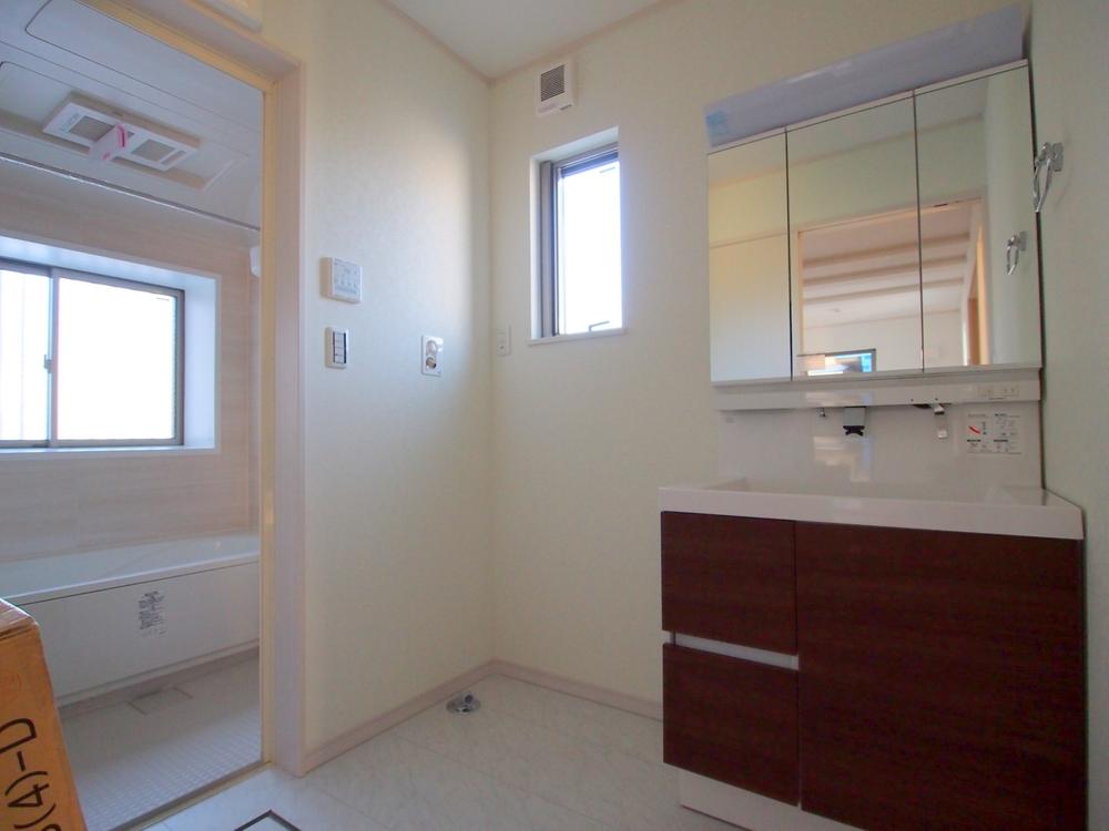 Wash basin, toilet. Local (11 May 2013) Shooting