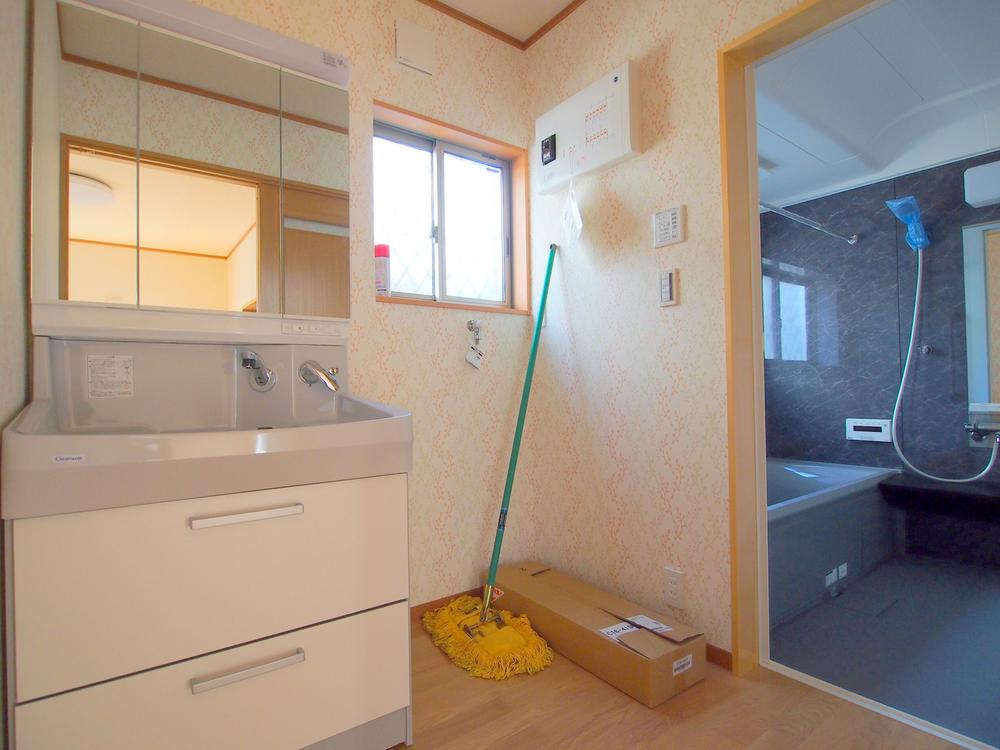 Wash basin, toilet. Washroom