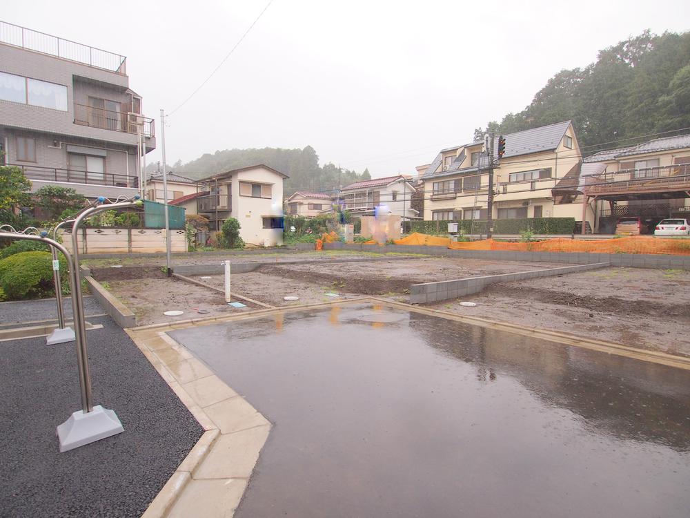 Local photos, including front road. The company construction cases