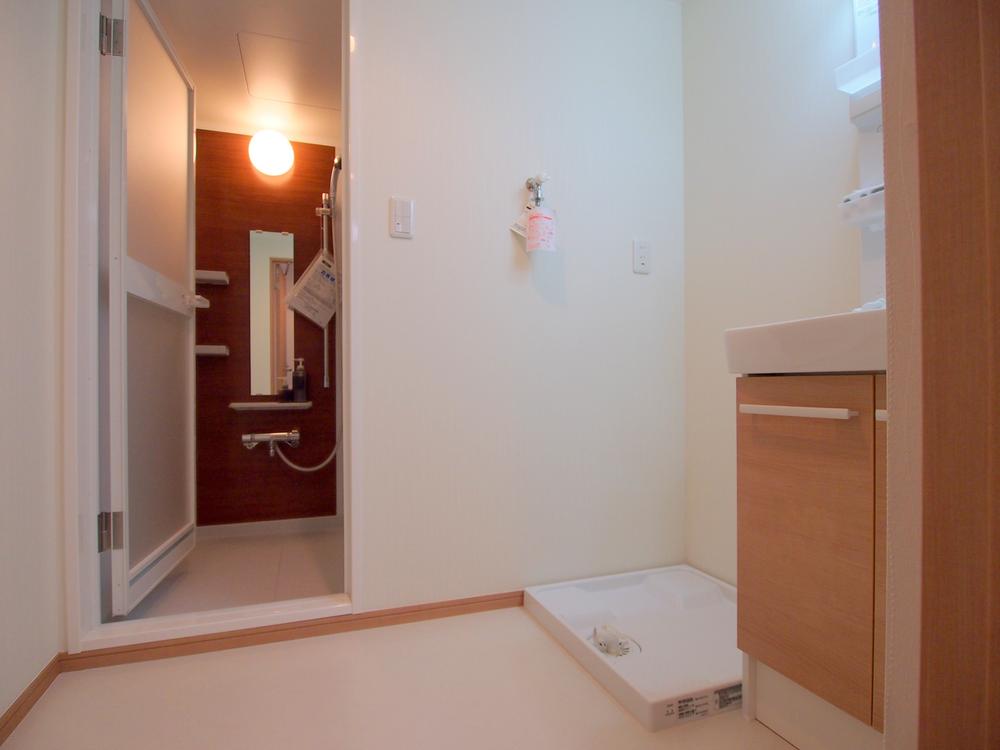 Wash basin, toilet. Washroom