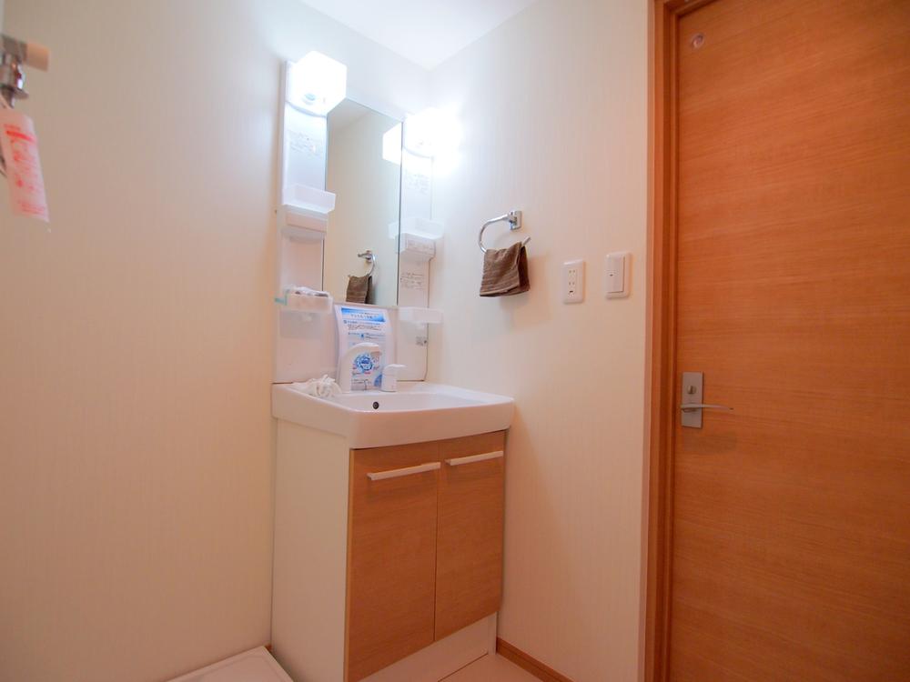 Wash basin, toilet. Washroom