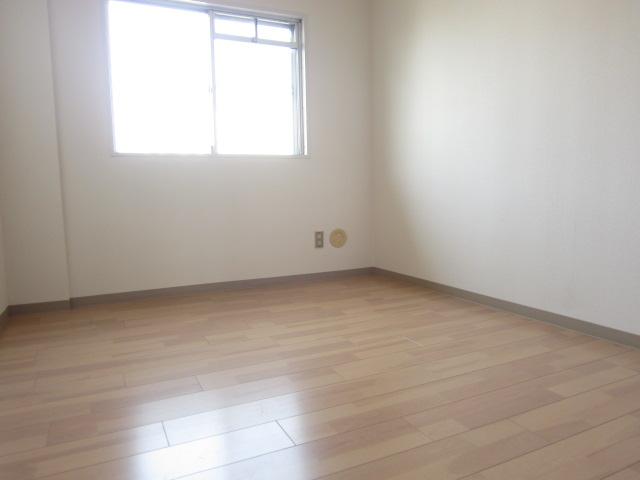 Non-living room. Indoor (12 May 2013) Shooting