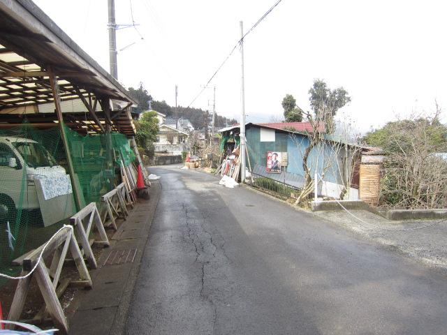 Local photos, including front road. Local (March 2012) shooting