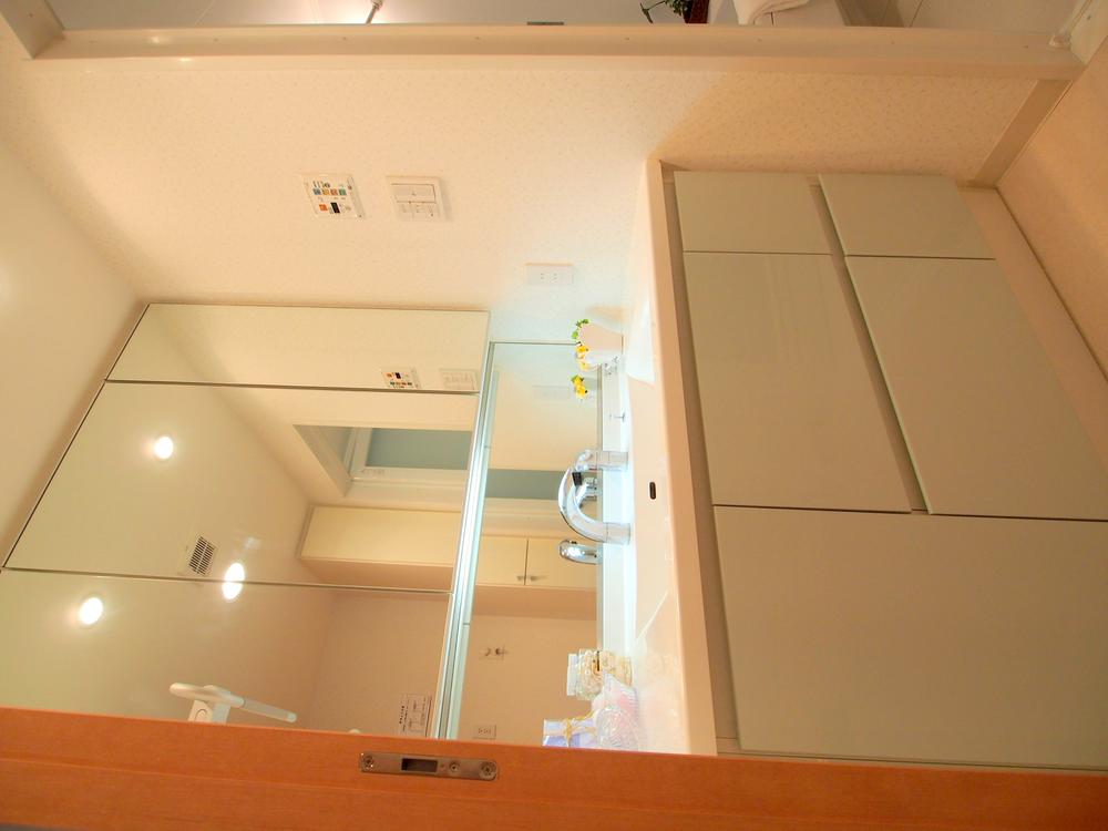 Wash basin, toilet. Washroom