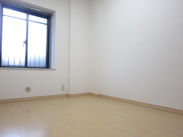 Non-living room. Indoor (12 May 2013) Shooting