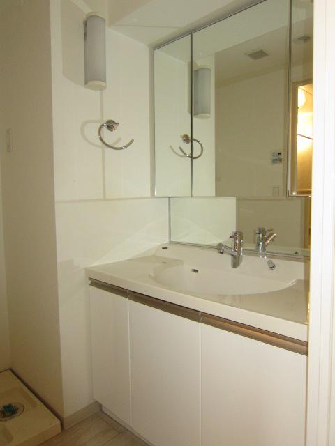 Wash basin, toilet. Indoor (10 May 2013) Shooting