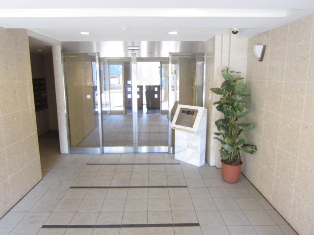 Entrance. Common areas