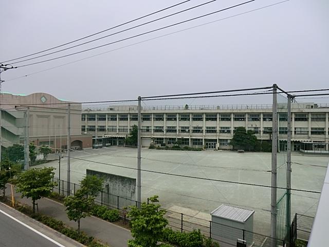 Primary school. Ome stand up to the second elementary school 1020m