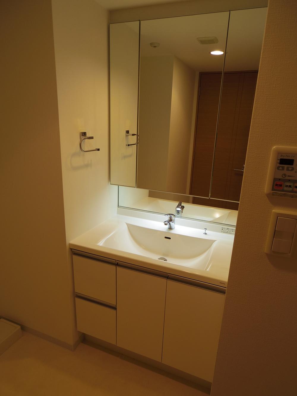 Wash basin, toilet. It has become a good wash basin of fit, It has become a spacious sanitary space.