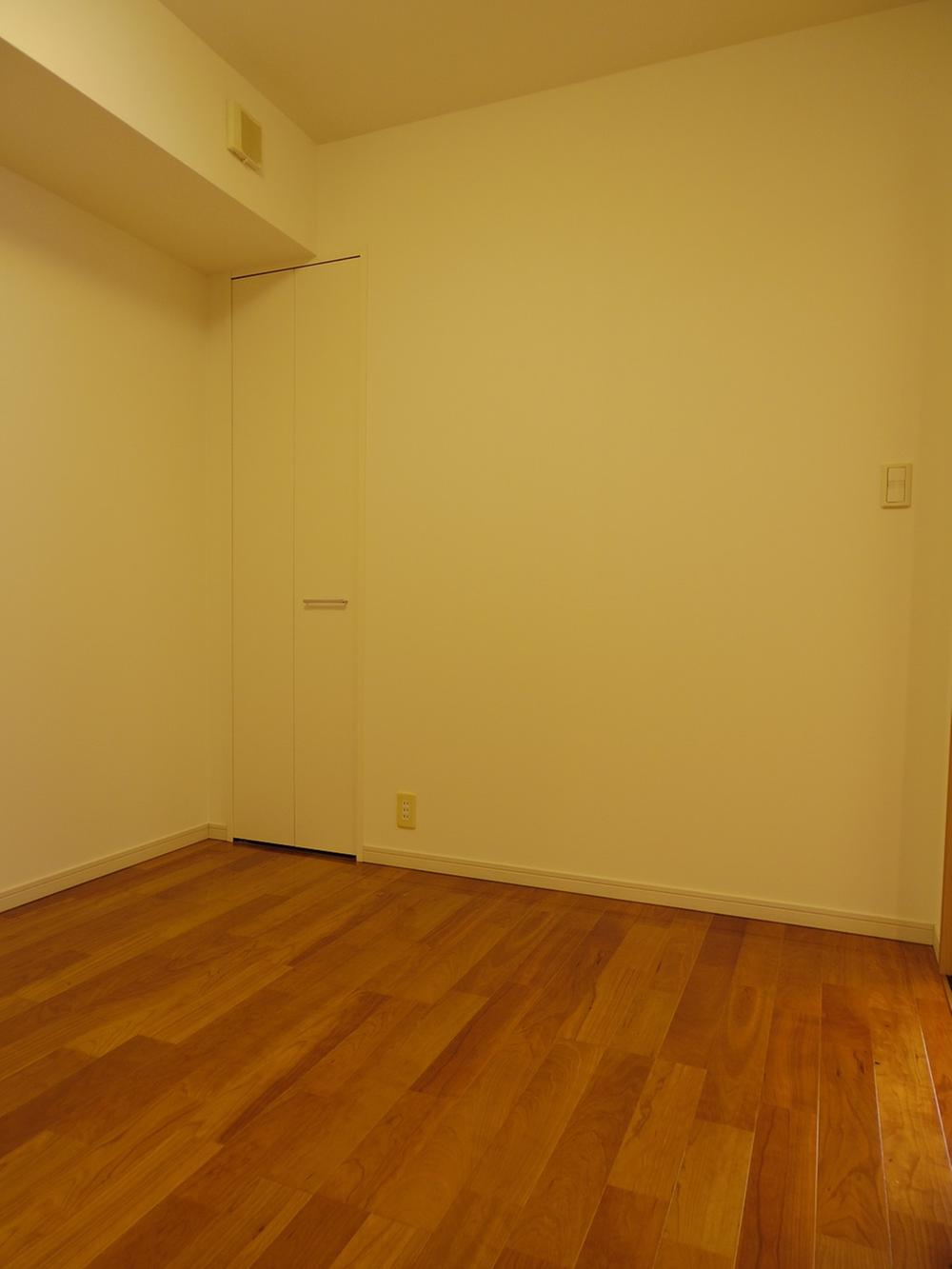 Non-living room. Kitchen space next to the 5.0 quires Western-style.