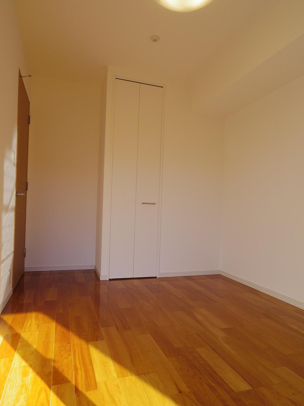 Non-living room. 5.1 Pledge Western-style south-facing terrace.