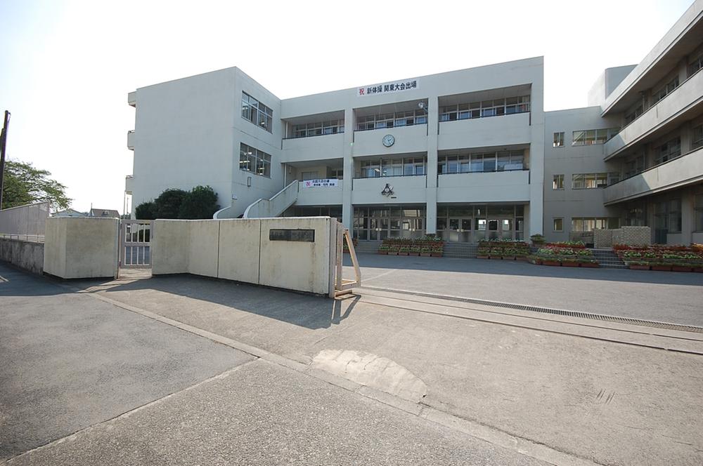 Junior high school. Ome Municipal Shinmachi until junior high school 930m