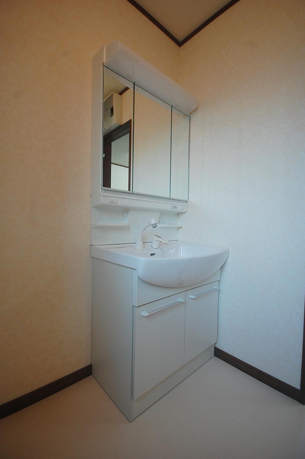 Wash basin, toilet. Wash basin