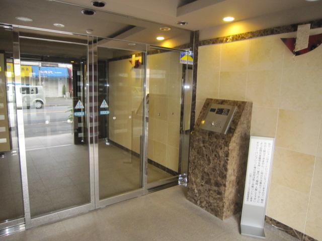 Entrance. Common areas