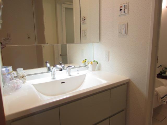 Wash basin, toilet. Indoor (September 2013) Shooting