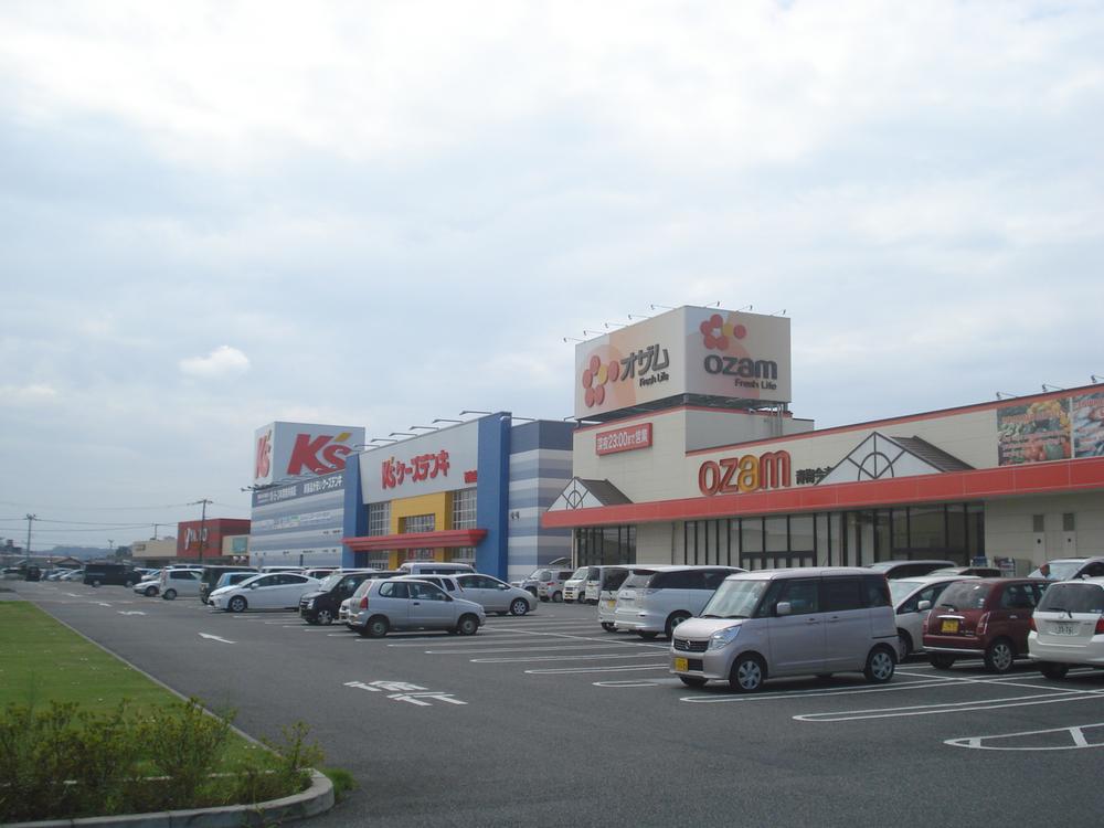 Shopping centre. Yaoko Co., Ltd. until the (other shopping within the facility) 270m