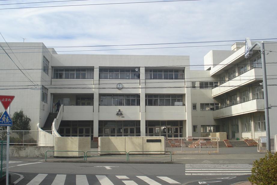 Junior high school. Municipal Shinmachi to elementary school 870m