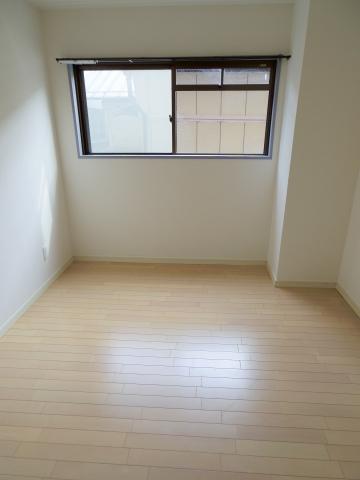 Non-living room. 4.5 Pledge Western-style