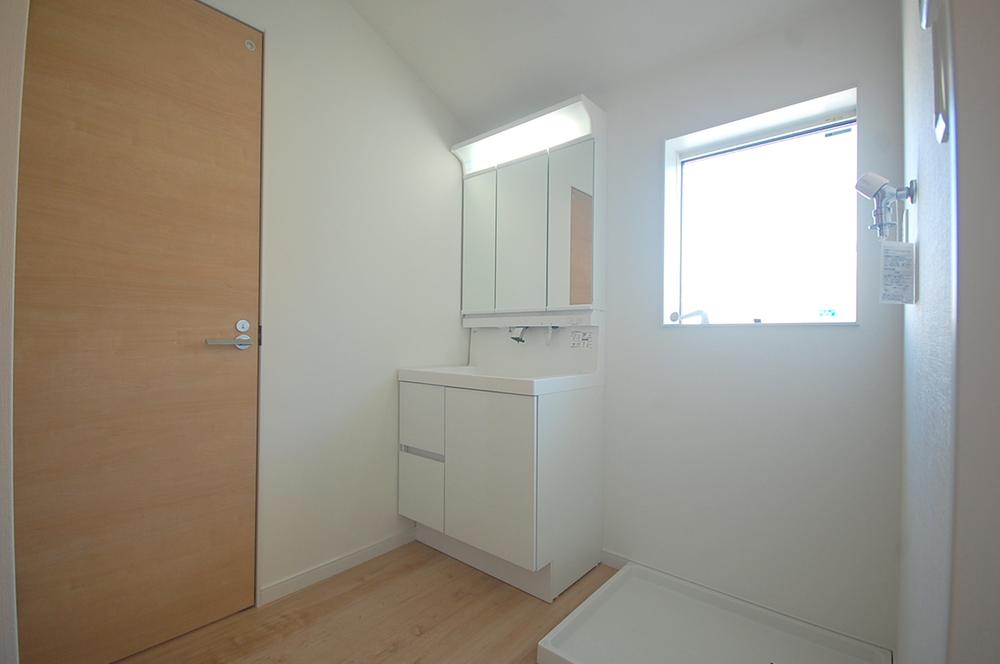 Wash basin, toilet. Wash basin