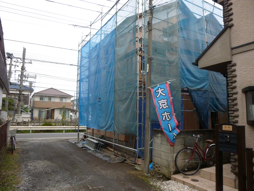 Local photos, including front road. Shooting from the field west