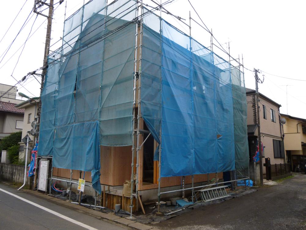 Local photos, including front road. Shooting from the field north