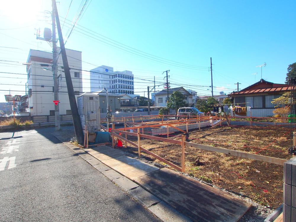 Local photos, including front road. 2013 November shooting