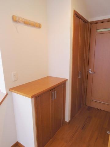 Receipt. Entrance hall storage