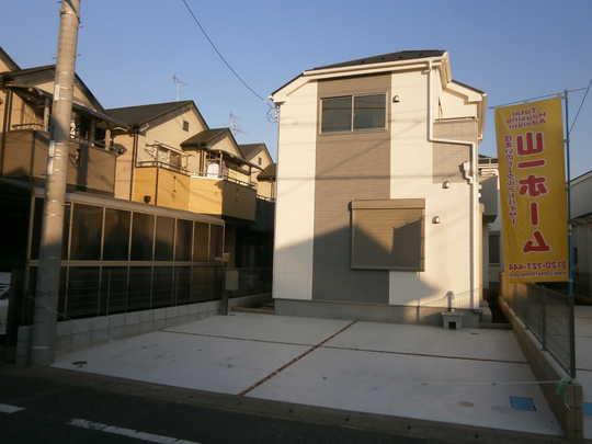 Local photos, including front road. Frontal road