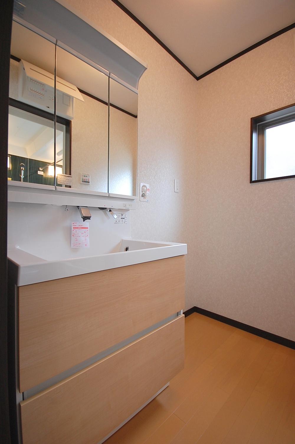 Wash basin, toilet. Same specifications ・ Wash basin ・ Washroom