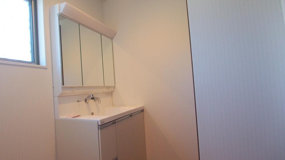 Wash basin, toilet. Wash basin