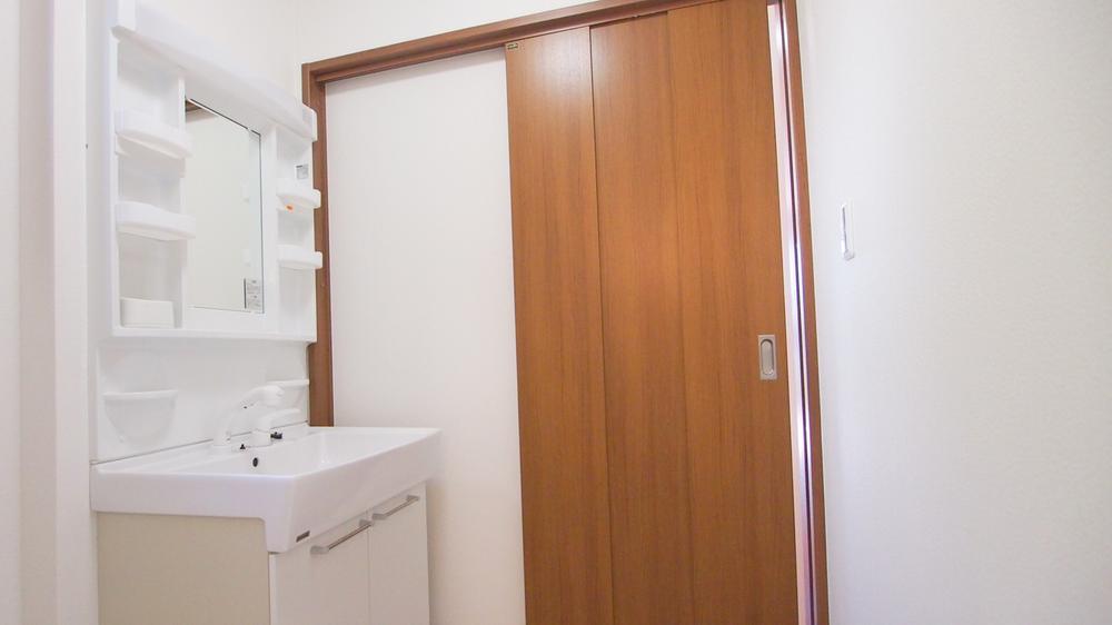 Wash basin, toilet. Wash basin