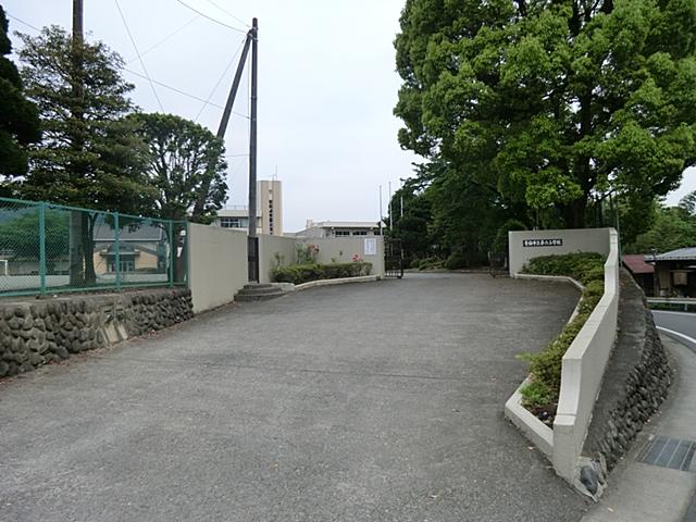 Primary school. Until Ome Municipal sixth elementary school will be 3000m train commute.