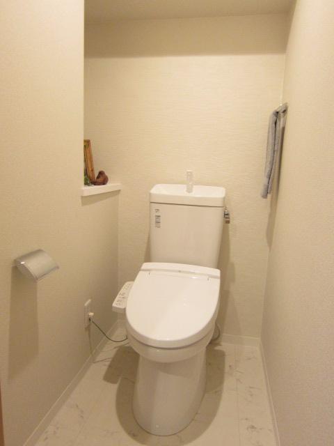 Toilet. Indoor (10 May 2013) Shooting