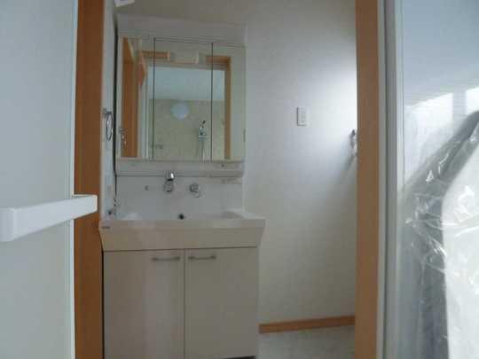 Wash basin, toilet. Wash basin