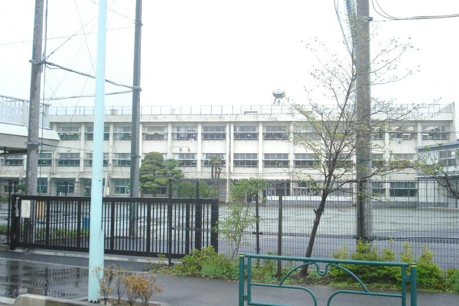 Primary school. Ome stand up to the second elementary school 1319m