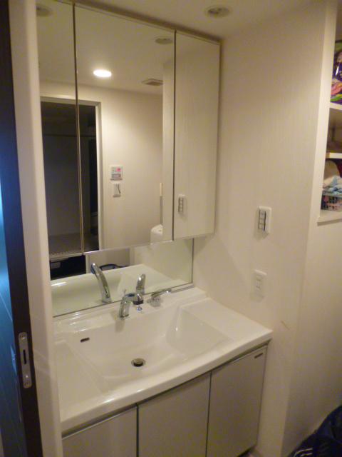 Wash basin, toilet. Local (September 2013) Shooting