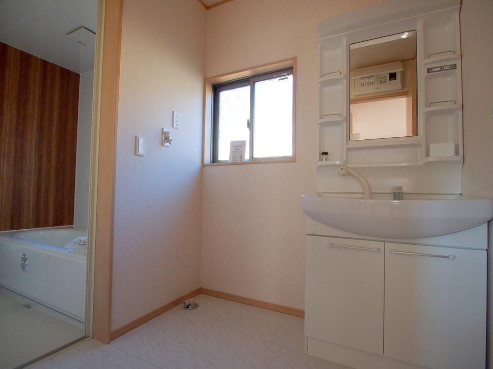 Wash basin, toilet. Washroom