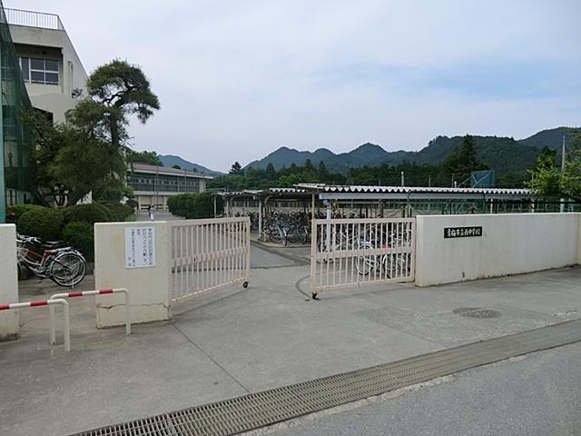 Junior high school. It will be 3000m train commute to Ome Tatsunishi junior high school.