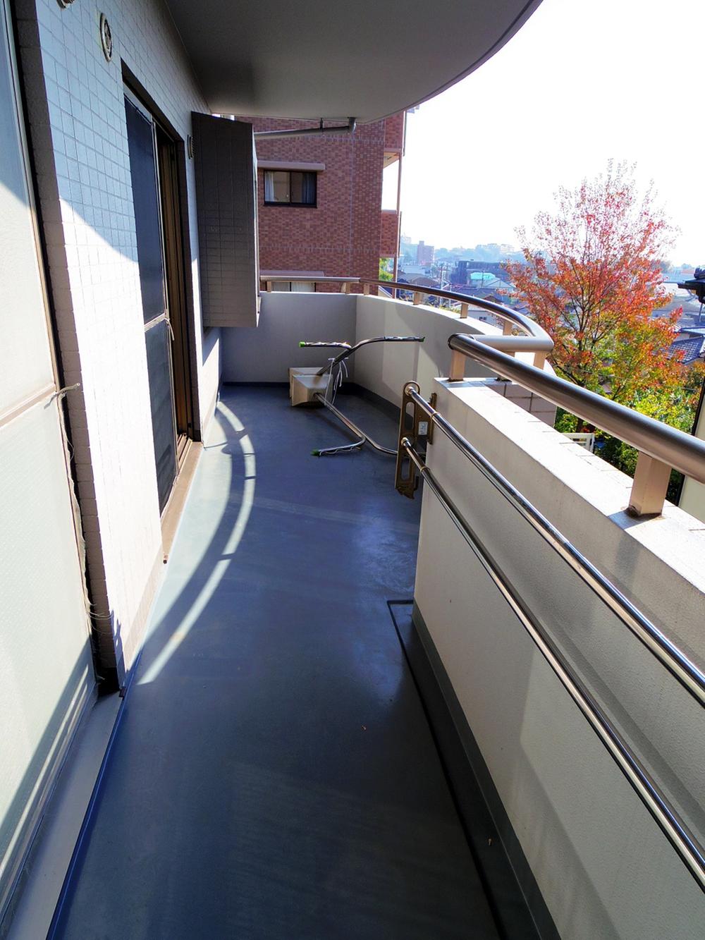 Balcony. R space is wide.