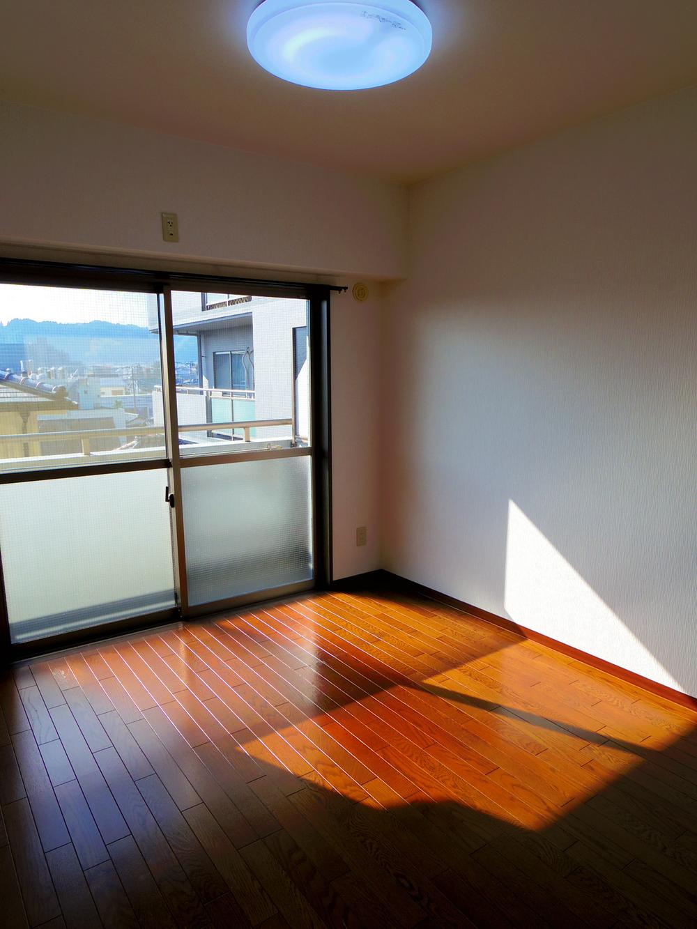 Non-living room. 5.4 Pledge Western-style