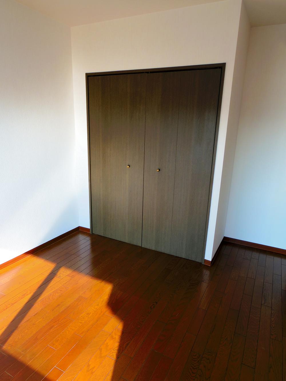 Non-living room. 5.4 Pledge Western-style cloak