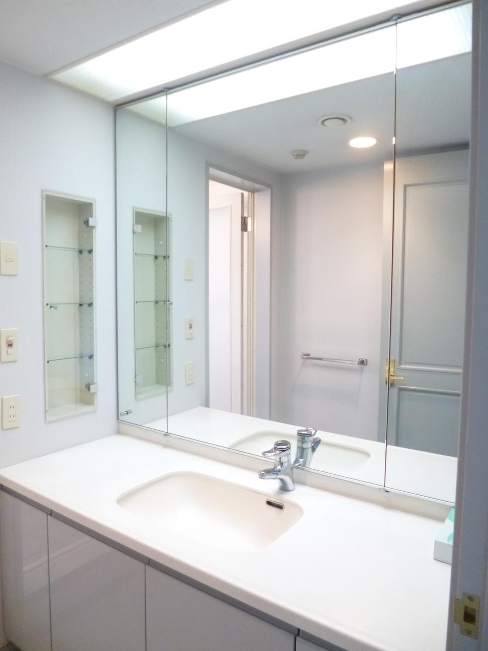 Wash basin, toilet. Indoor (June 2013) Shooting