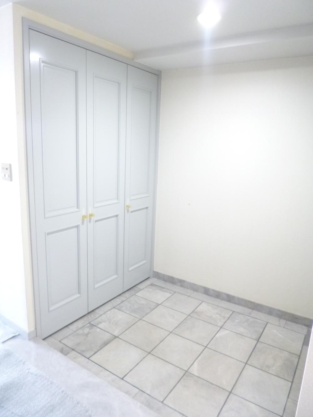 Entrance. Local (June 2013) Shooting