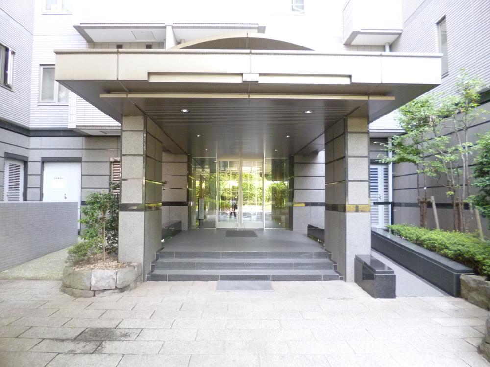 Entrance. Common areas