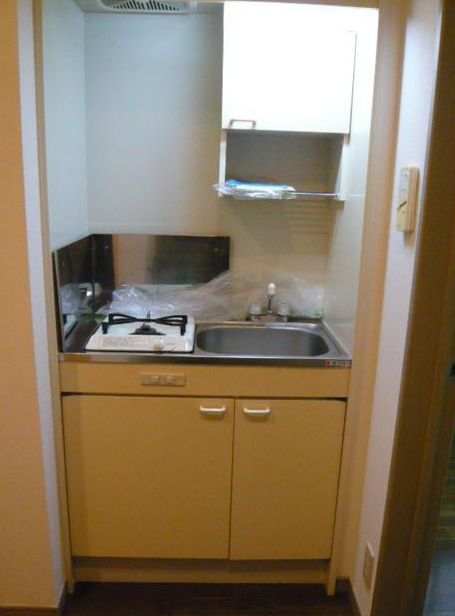 Kitchen. 1-neck is with a stove