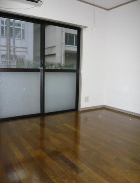 Living and room. Western-style is 7 Pledge