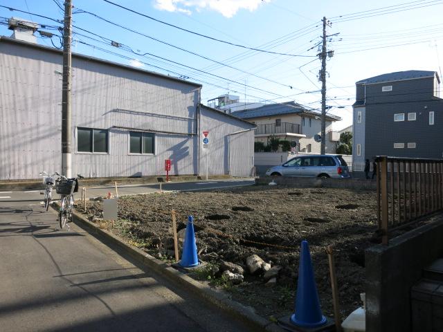Local photos, including front road. Shaping land